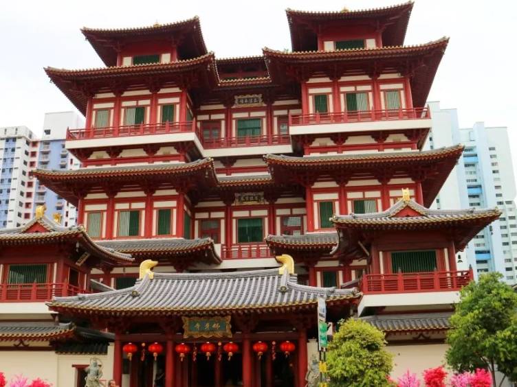 居民控诉:“我家组屋外墙被刷成大红色,看着太烧心了!”