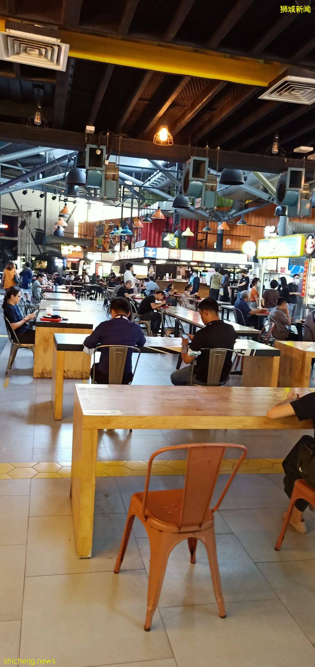 科興在新加坡瘋狂受歡迎,診所外排隊十幾米!供不應求!實拍堂食第一天,人突然多了