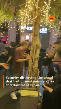 首个解封周末!新加坡全岛到处是人,机场、酒吧、商场,连新山也挤满!或进一步解封