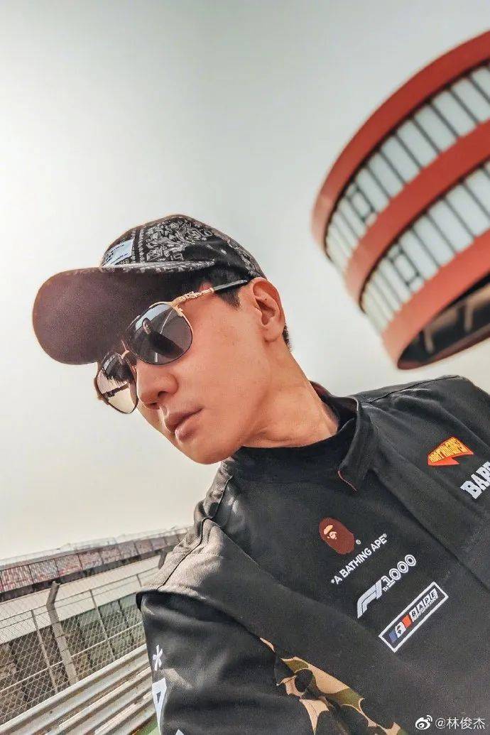 林俊杰回到新加坡过年啦！还在滨海湾骑车遛圈