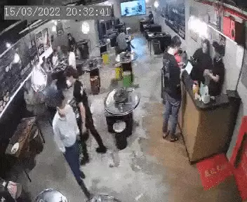 新加坡這對男女首次約會都不買單!監控曝光、網友怒:打錢