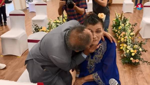 78岁中风新娘 医院嫁81岁新郎