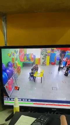 視頻曝光!這個新加坡籍女校長毆打虐童!“像拎小雞一樣”