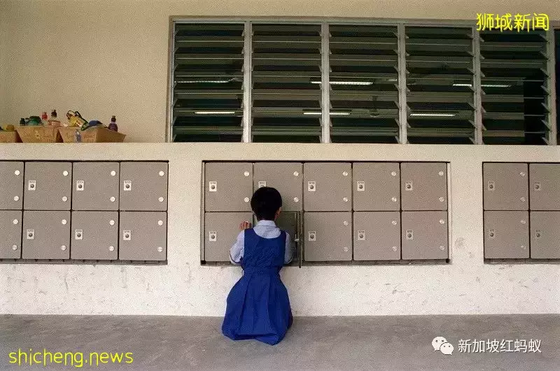 马国小学生书包重达6公斤被令“减重” 狮城小学生书包轻多了