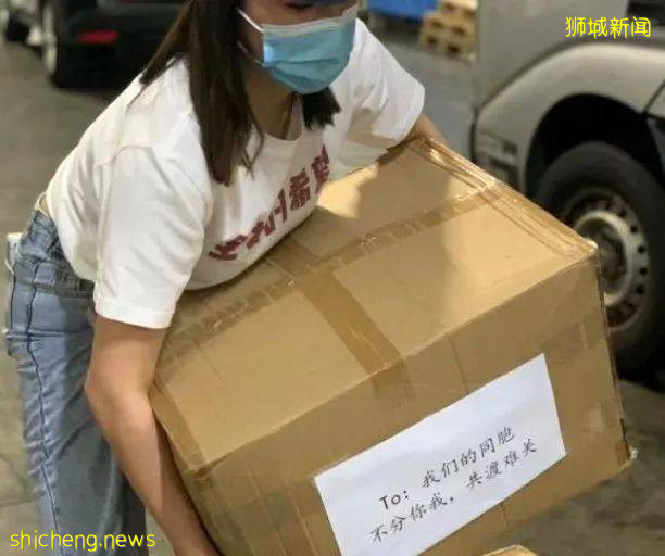 新加坡愛心人士衆籌防疫物資送到宿舍,客工收到後鞠躬致謝令人動容