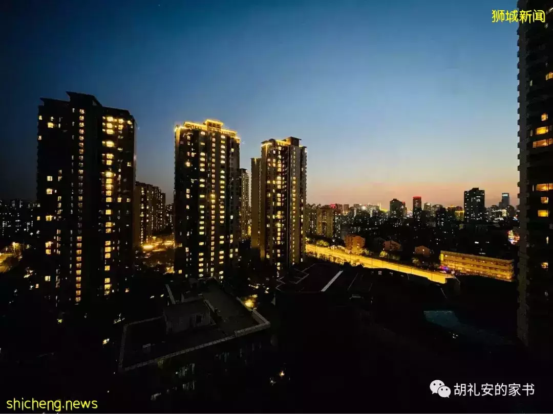 “从新加坡回到上海,封锁一再延长,我被卷入了这场前所未有的大事件”