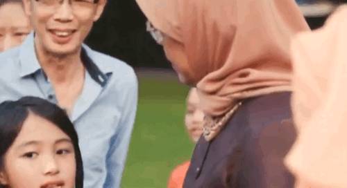 新加坡总统和明星都爱他，超多小朋友求合照、抱抱，是谁