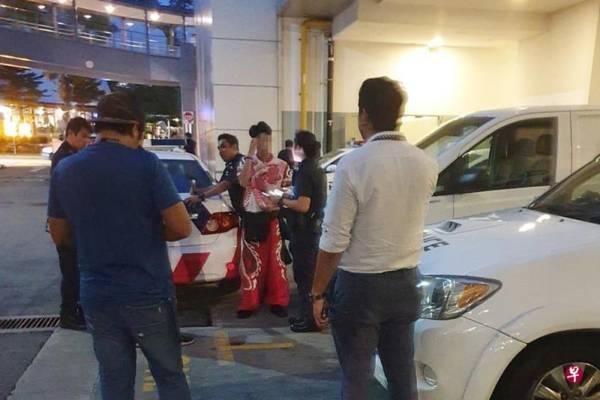 舞狮采青竟把红包“采不见” 商场报案 警搜身捉2人