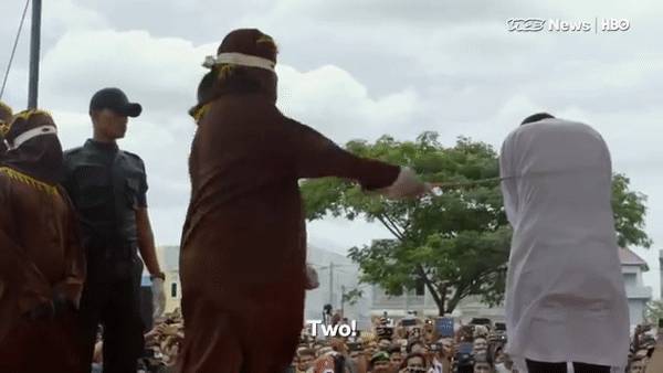 实拍!印尼19岁男子被当街鞭刑146下!打得比新加坡还狠