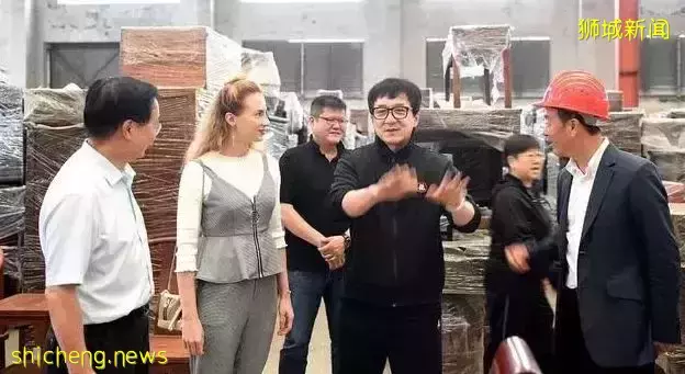 成龙和空姐搂肩照流出,还要电话、地址?女方回应!他两次为新加坡做好事而被骂