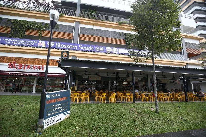 如此大胆！他竟敢在众目睽睽下搬走整台收银机