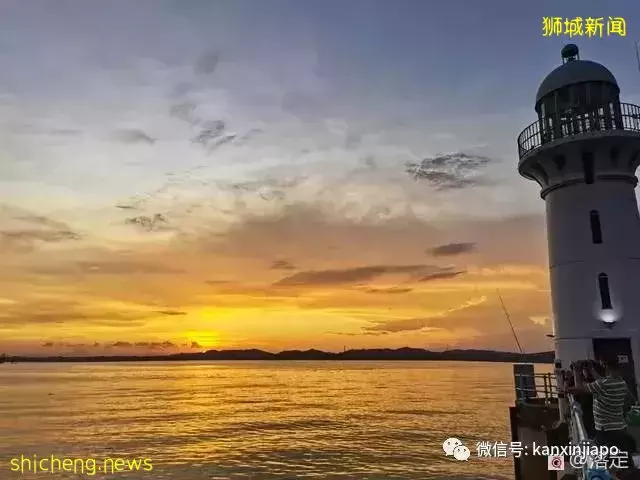在新加坡看落霞云归，远眺柔佛海峡灯塔复明