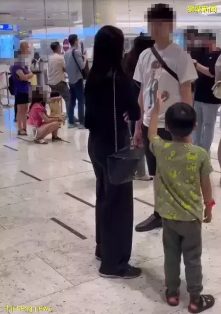 华人老公出轨、失踪!实拍新加坡母子在樟宜机场当场抓奸