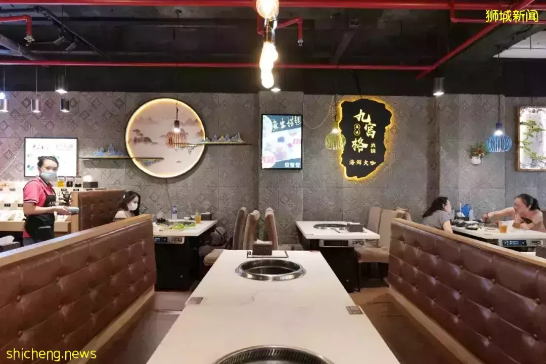 新加坡這家九宮格火鍋太贊了！不限量自助、免費湯底、送飲料