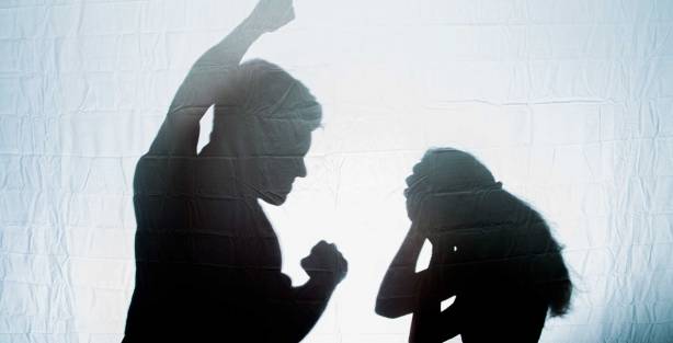 新加坡30歲少夫暴揍50歲老妻致骨折,法院這樣判