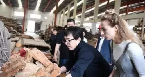 成龙和空姐搂肩照流出,还要电话、地址?女方回应!他两次为新加坡做好事而被骂