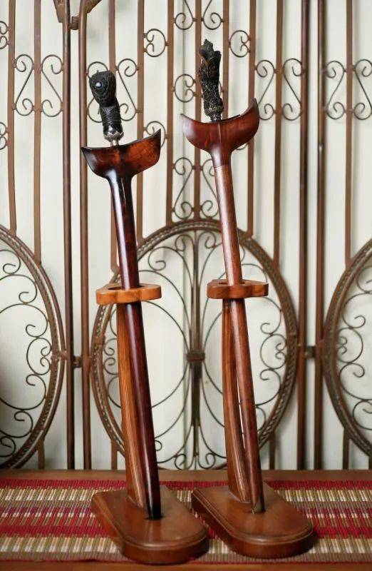 身体是弯曲的“娜迦”蛇神;把是含羞的公主,此物为残酷的雅美