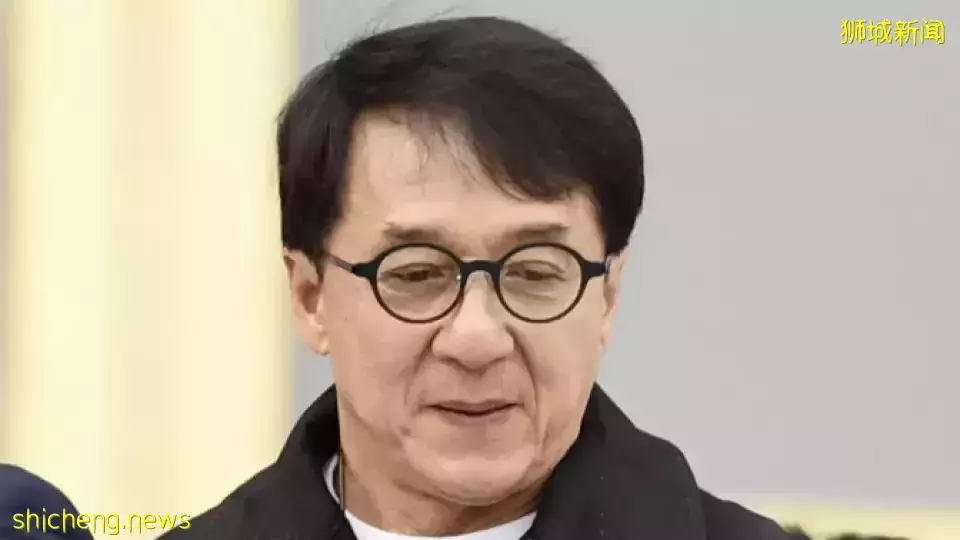 成龙和空姐搂肩照流出,还要电话、地址?女方回应!他两次为新加坡做好事而被骂