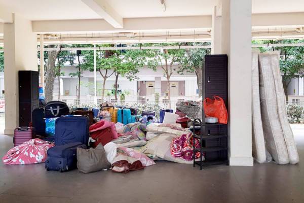 猪仔屋被“拆” 客工学生露宿组屋底层