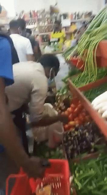 客工涌入邻里超市抢购，疑忘了病毒的存在