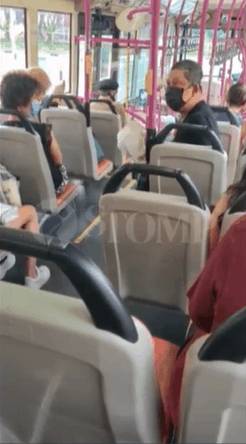 一對情侶在新加坡巴士上親熱,竟遭安哥破口大罵