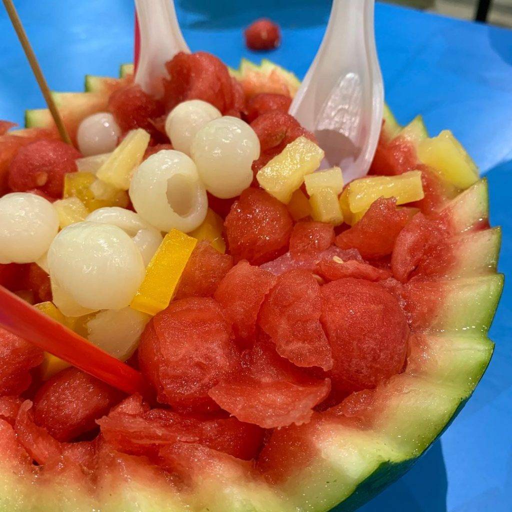 食閣寶藏！老式甜點攤玩出新花樣😎 XXL大西瓜冰花式吃法，真材實料+滿滿果肉