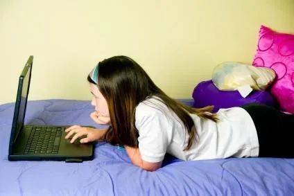 这对男女网上骗女生发裸照、视频后,勒索了20万新币!已被抓