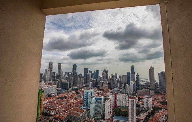 震驚!美國華裔官員被逼當場脫衣,回應歧視和汙蔑!新加坡也有“隱性歧視”嗎