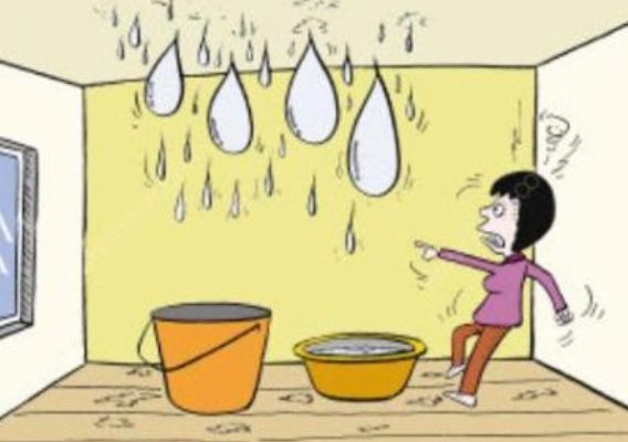 新加坡组屋天花板漏水，80岁Aunty每晚抱着水桶睡！