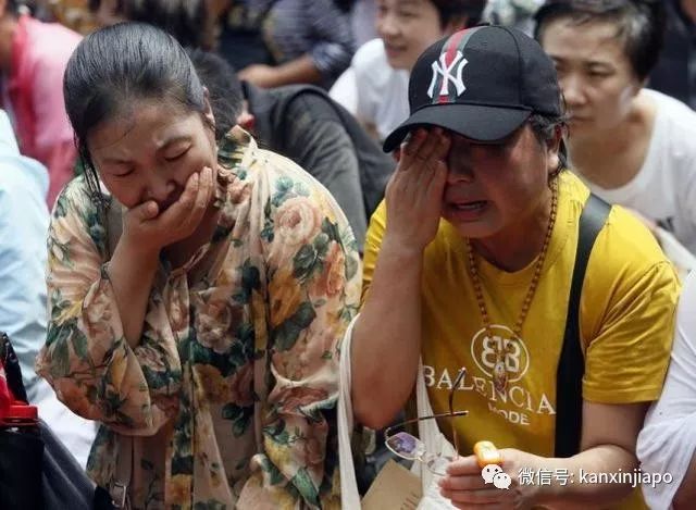 上百名中国人在马来西亚下跪唱国歌,讨要千亿血汗钱