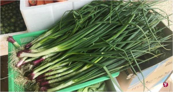 葱价涨五倍 食客想免费加葱 小贩盼少拿一点或主动加钱