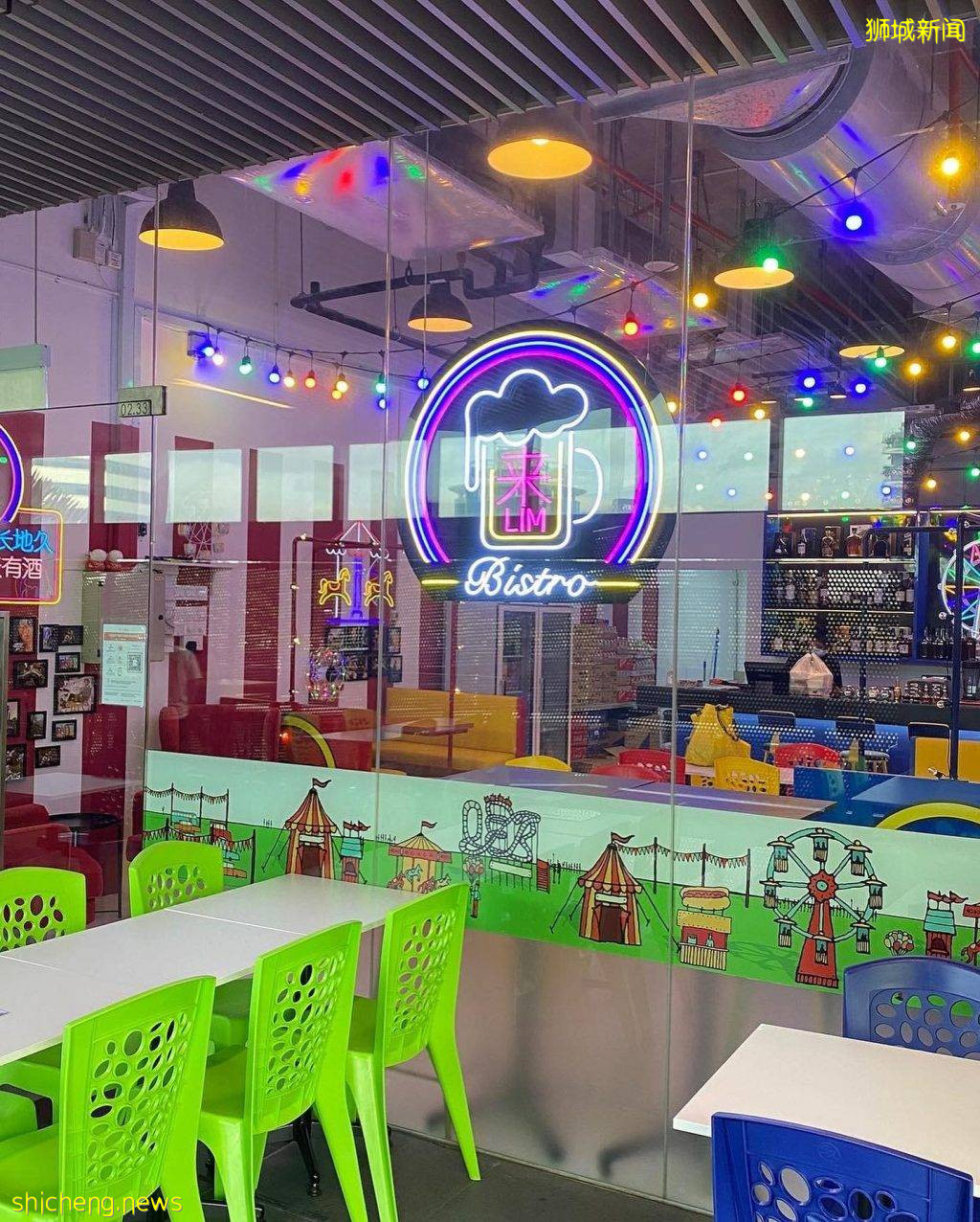 来Lim Bistro园游会主题餐厅🎡炫酷霓虹环境、墙壁贴满周董照片海报，原来老板是杰迷