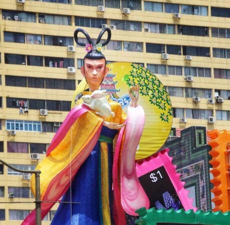 牛车水灯饰又遭批 去年像“吴刚” 今年像“孕妇”