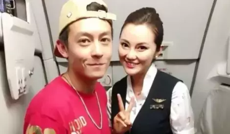 成龙和空姐搂肩照流出,还要电话、地址?女方回应!他两次为新加坡做好事而被骂