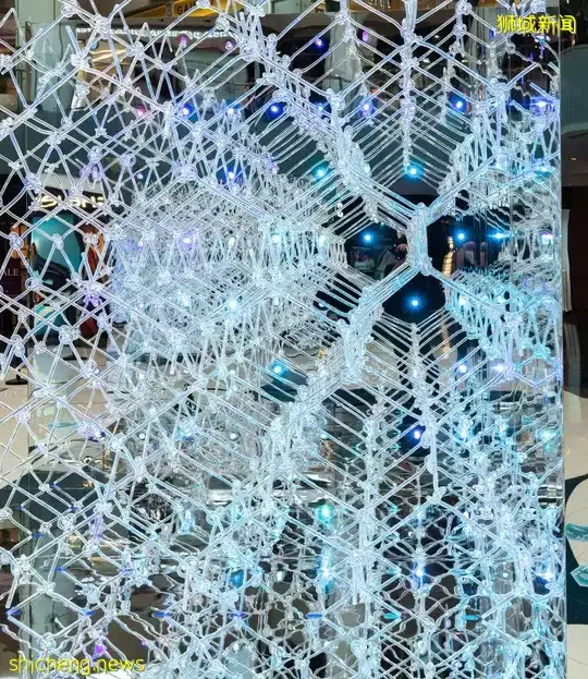 Marina Square全新免費展覽，打造可互動多感官裝置！螢光藍立方體好漂亮😍