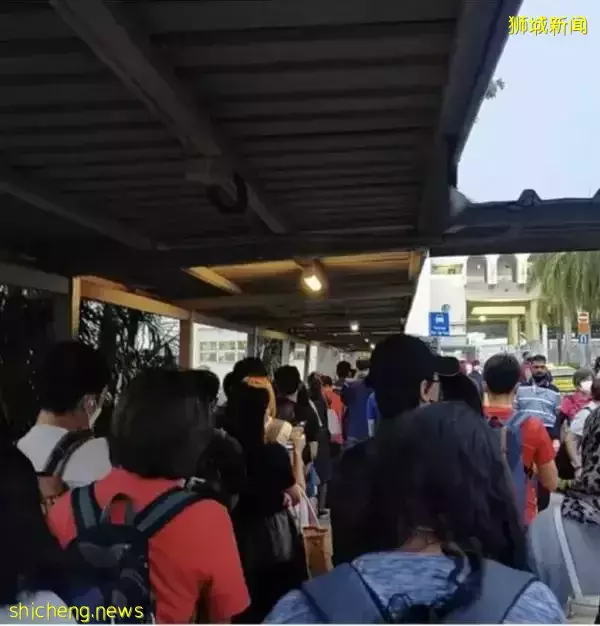 这辆载着中国乘客的车,强行闯边境、撞倒大士关卡!实拍,周末无数新加坡人涌向新山