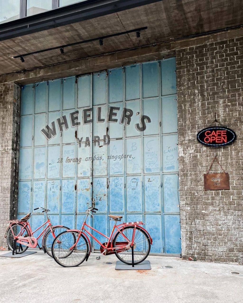 旧仓库的秘密🤫 Wheeler's Yard独立式单车咖啡厅🚴‍♀️ 硬朗工业风+蓝色大闸门个性又带感