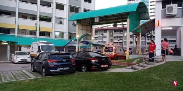 弟吃晚餐兄泼尿 大打出手 头破血流