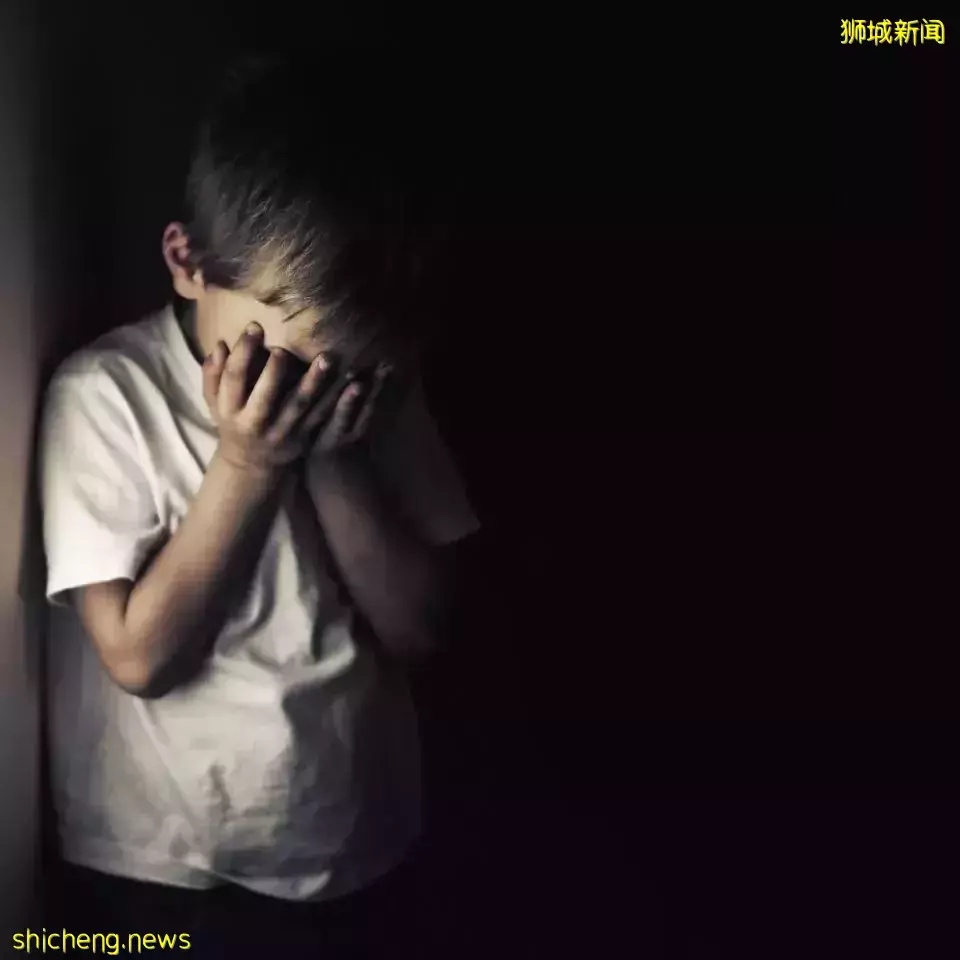 掌掴、捆綁、開水燙……新加坡虐童案達10年新高，這些惡魔都是誰