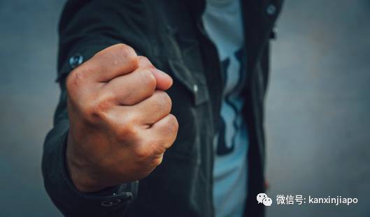 69岁老翁因不满被赶出家门,竟火爆殴打61岁同居女友