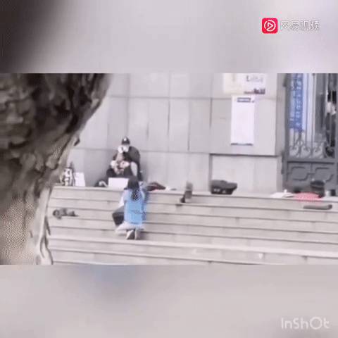 警察下跪震驚全網,實拍昆明人質劫持案有多驚心動魄!新加坡的警察也曾這樣做