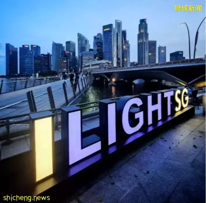 新加坡因疫情停办两年的灯光秀重现，场面疗愈到破防