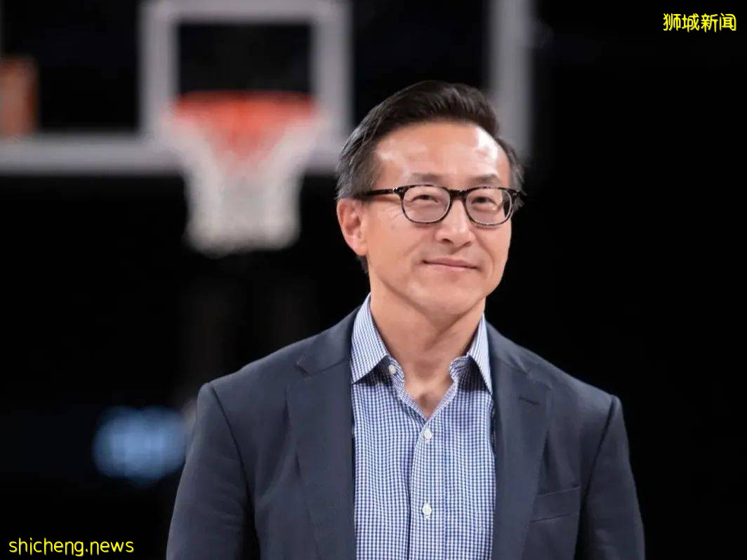 站在马云身后的男人