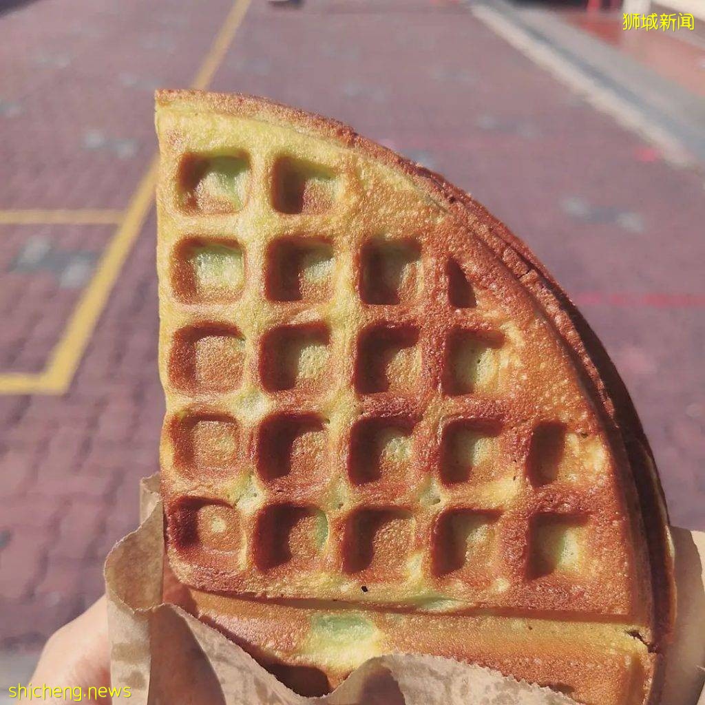 老店铺里的网红芋泥蛋糕卷🤩 浓郁绵密内陷,一口下去包满足!斑斓华夫饼也很上头💯