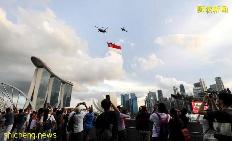 新加坡国庆在即 地铁全换了新“花样”