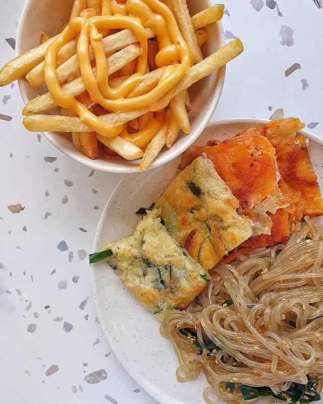 “吃锅瘾”81样新鲜食材、7种特制汤底！每人S$14.90起🔥 火锅烧烤，无限量吃到饱