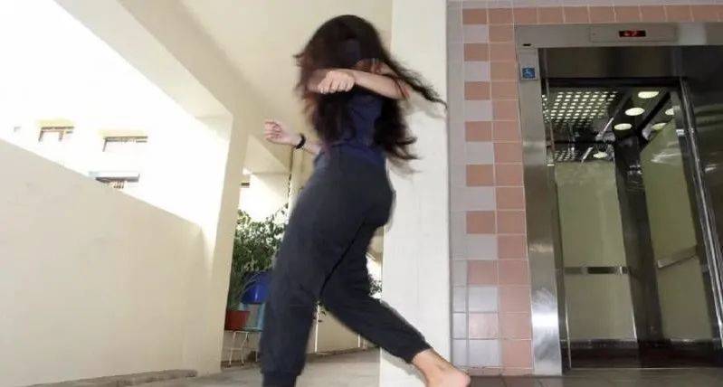 新加坡大叔襲胸，暴揍中年女子，僅被罰款3千元！原因竟然是