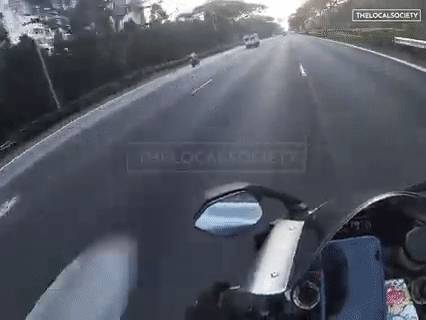 視頻曝光！新加坡這男子一天2次裸奔上街