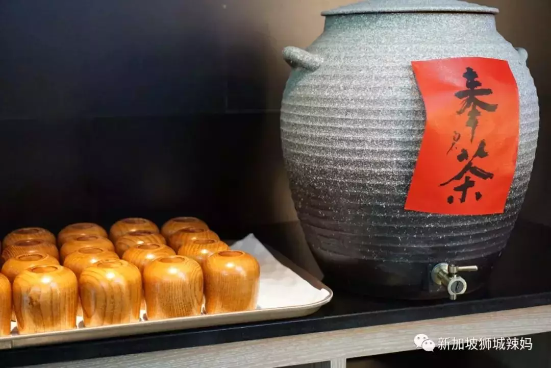 排队5小时!网红凑凑火锅来新加坡了!锅底无限续、奶茶免费喝!菜品大曝光