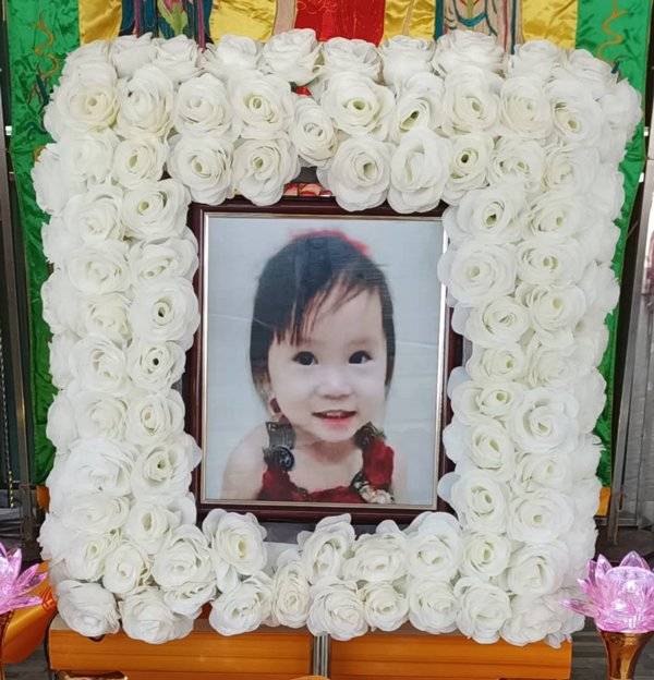 “莹莹,爸妈回来看你了” 父母从新国赶回送殡